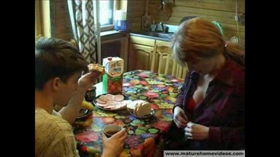 Наглый пьяный сынок как следует вдул своей маме глубоко в тугую жопу на кровати