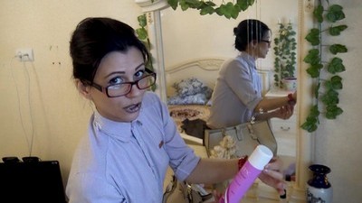 Учительница успокаивает нервы перед экзаменом.