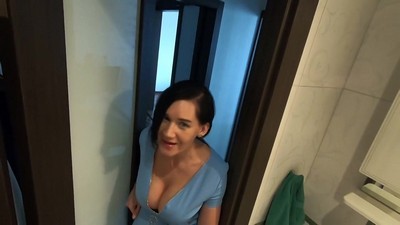 Предлагаем вам посмотреть видео, где сексуальные зрелые женщины готовят обед на кухне.