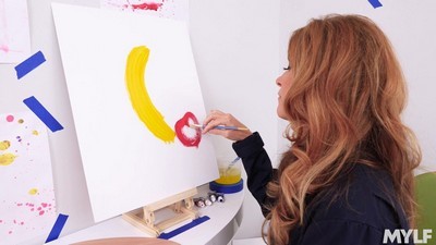 Красноволосая художница по имени India Summer, достигшая 45-летнего возраста, находит вдохновение в неожиданных моментах.