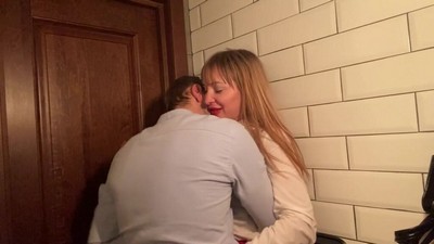 Незнакомец внес изменения в чай красивой женщины с целью заманить ее в туалет для сексуальных отношений.